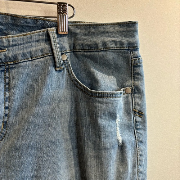 TORRID Sz 16 R Boyfriend Straight Vintage Stretch Light Wash Distressed Jeans - Picture 7 of 11